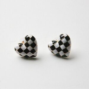 Heart stud earrings M4